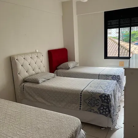 Apartamento amplo a menos de 400 metros da praia localizado próximo a praça da Brunella, área nobre do Guarujá.-2